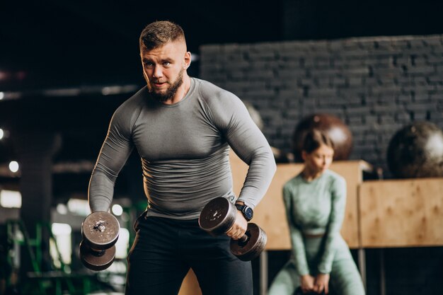 Jak trening personalny może wpłynąć na twoją pewność siebie?